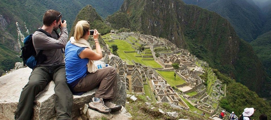 En la actualidad, los turistas pueden ingresar a la joya del turismo de Perú en dos grandes...