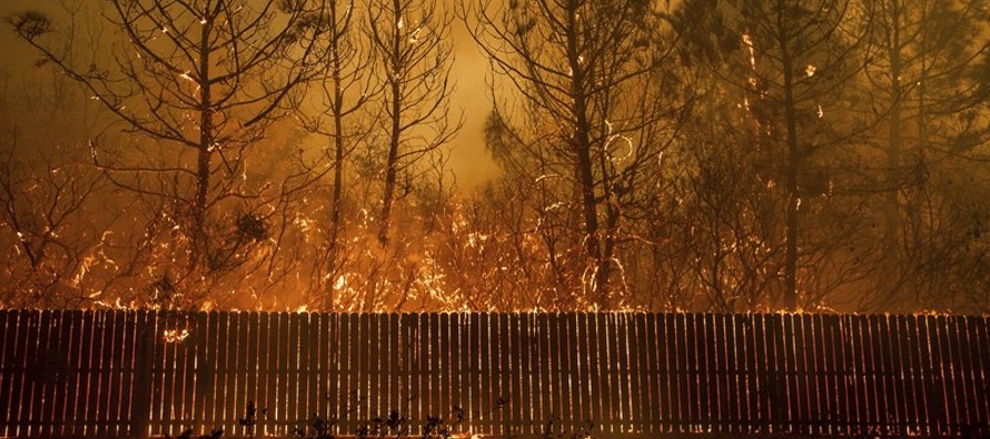 La naturaleza genera los vientos que atizan las llamas y el cambio climático provocado por...