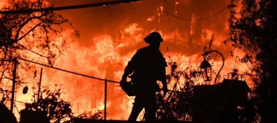 El incendio principal -denominado "Camp Fire"- sigue activo en el norte de California y...