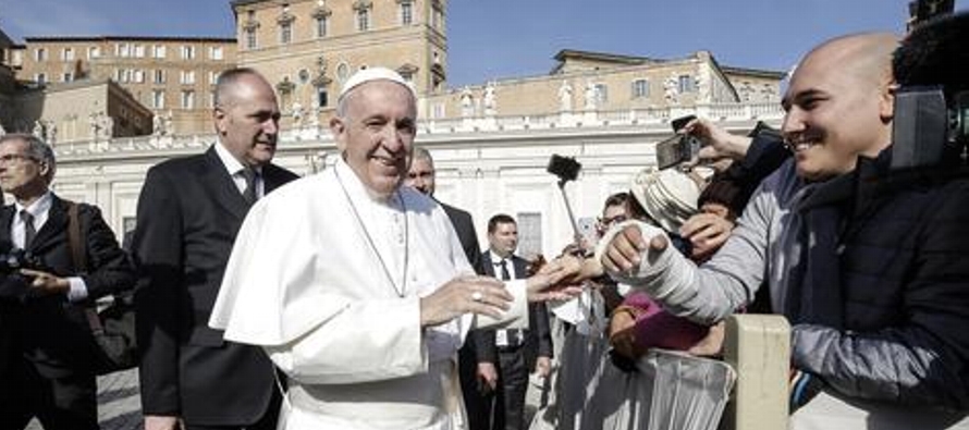  "Vivir de comunicaciones no auténticas -subrayó el pontífice- es grave...