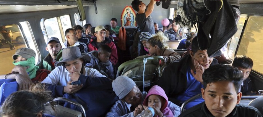 Inicialmente los migrantes rechazaron la oferta de las autoridades de llevarlos a refugios...