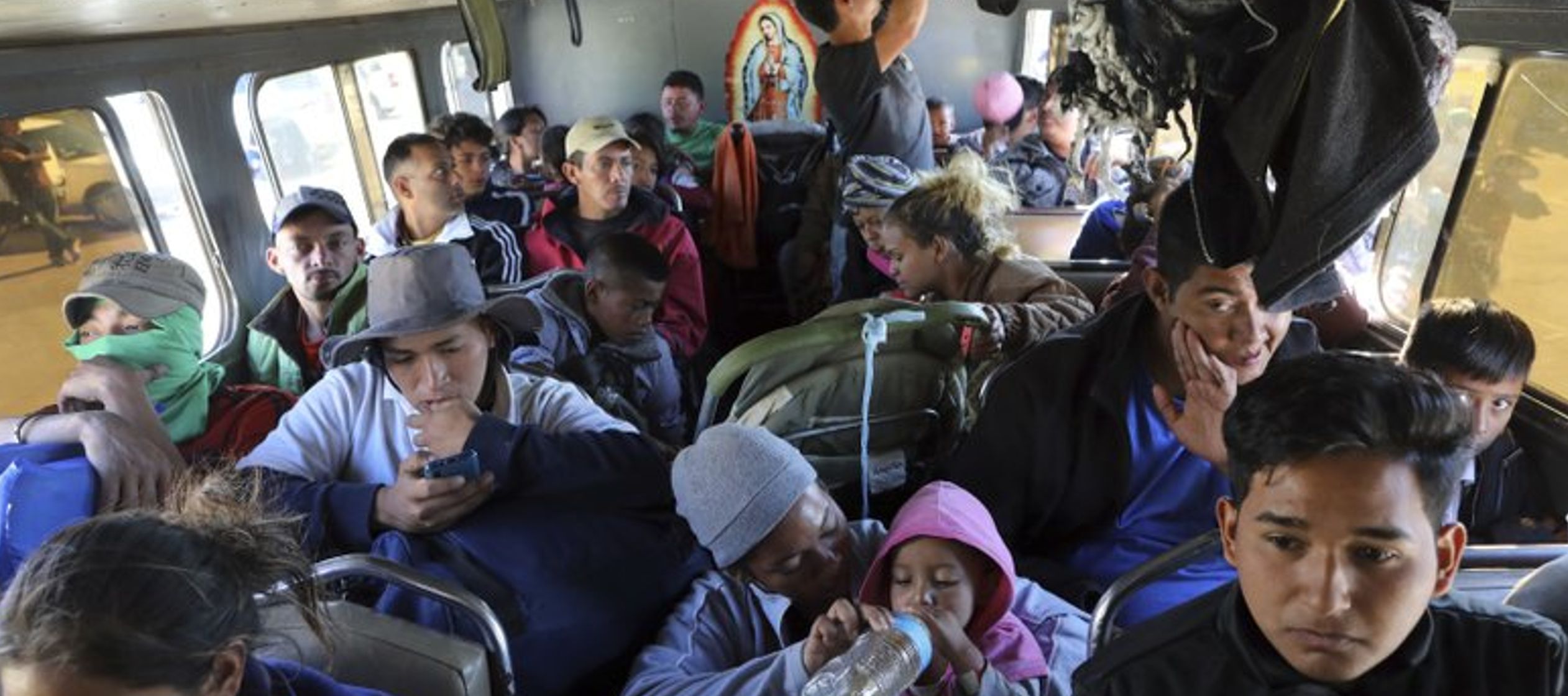 Las autoridades en Tijuana estaban pasando trabajos para lidiar con un grupo de 357 migrantes que...