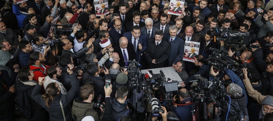 Amigos de Khashoggi, políticos turcos y miembros de la prensa acudieron al servicio en la...