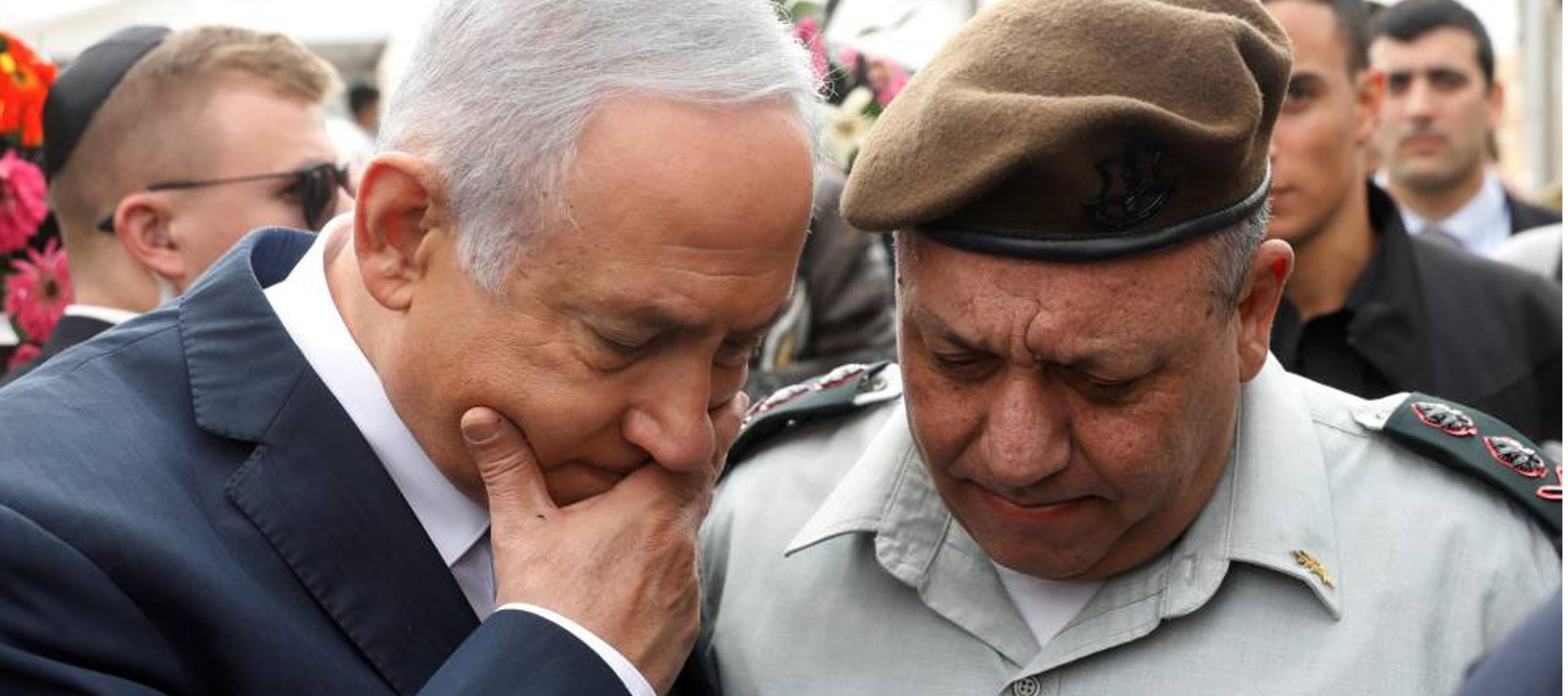 El ministro de Defensa, el ultraconservador Avigdor Lieberman, fue el primero en romper filas con...