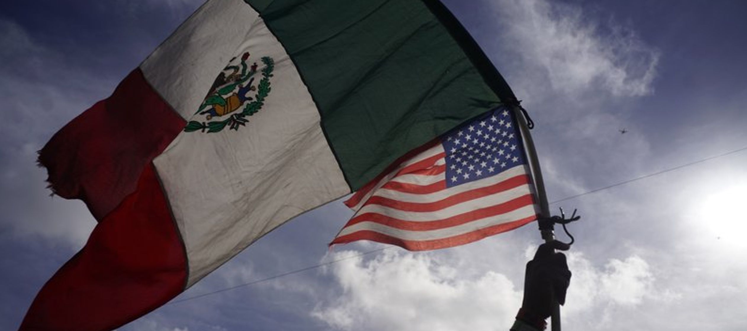 Los funcionarios les aconsejaban solicitar visas humanitarias en México y buscar trabajo en...