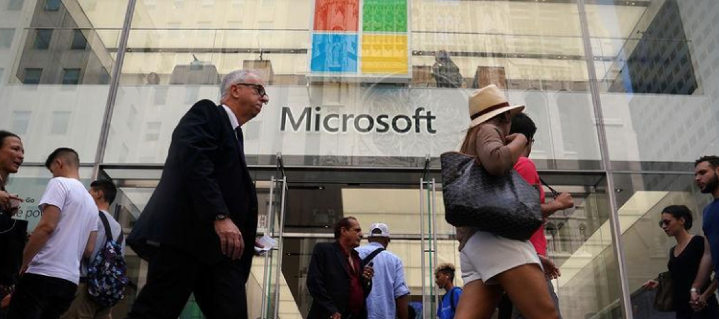 Las acciones de Microsoft subieron un 3 por ciento y llevaron su capitalización de mercado...