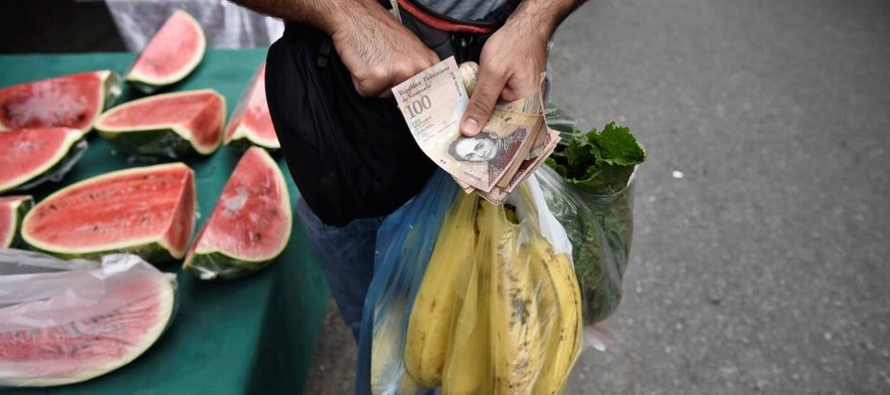 El viernes, las autoridades venezolanas anunciaron una devaluación del bolívar del...
