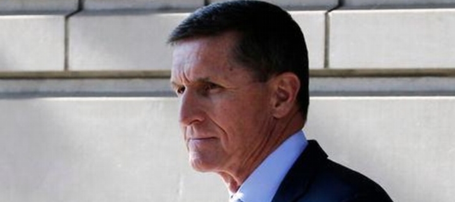 En un expediente judicial, la oficina de Mueller dijo que Flynn ayudó con la...