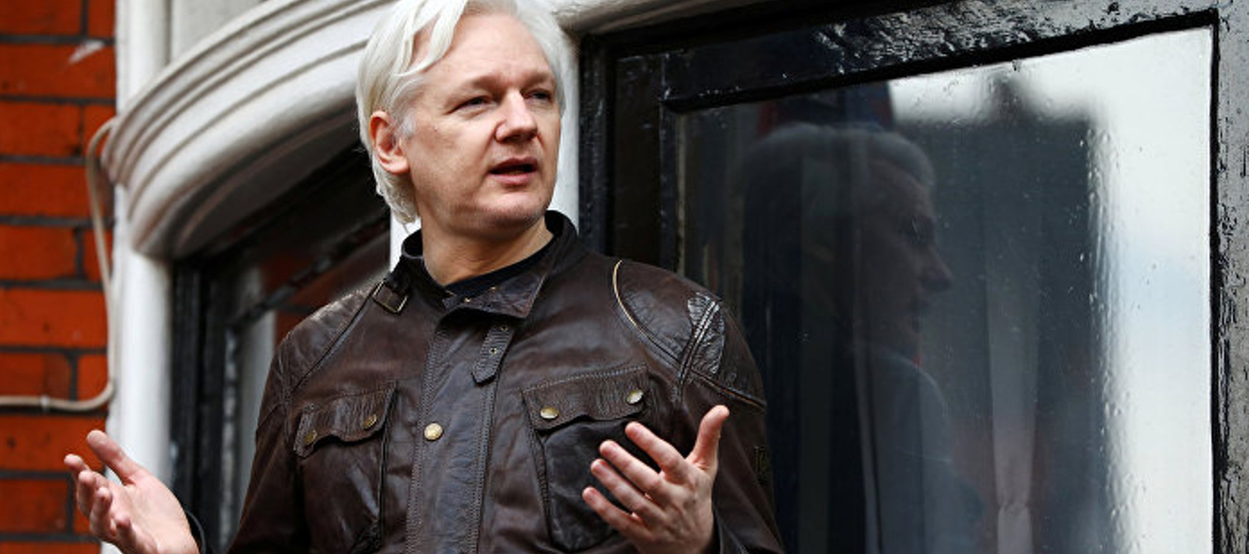 Assange se refugio en la embajada ecuatoriana en Londres en el 2012 ante el temor de ser...