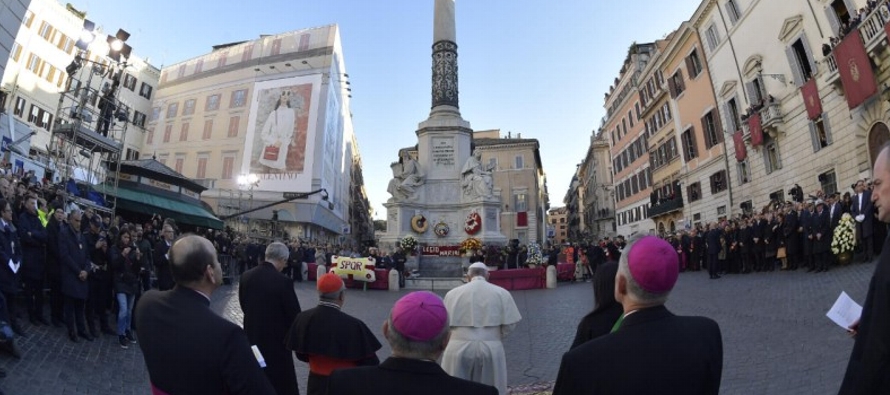 El Papa fue acogido por el vicario de Roma Mons. Angelo de Donatis y por la alcaldesa de Roma Sra....