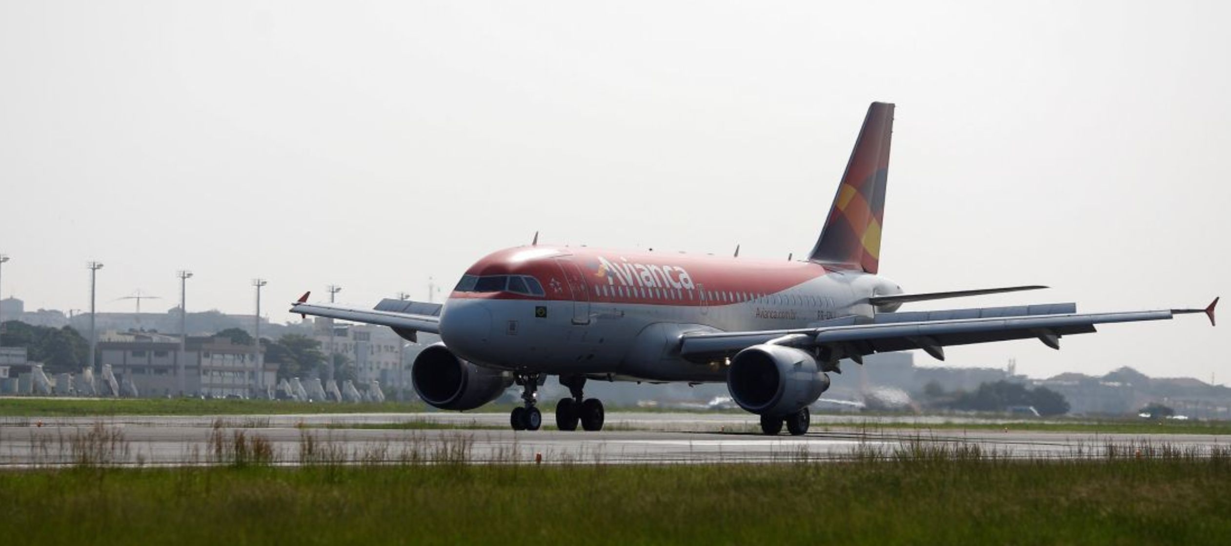 Las acciones de acciones de Avianca Holdings caían un 17,53 por ciento en la bolsa...