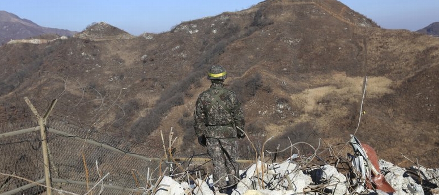 Soldados de las dos coreas intercambiaron cigarrillos y conversaron mientras inspeccionaban el...