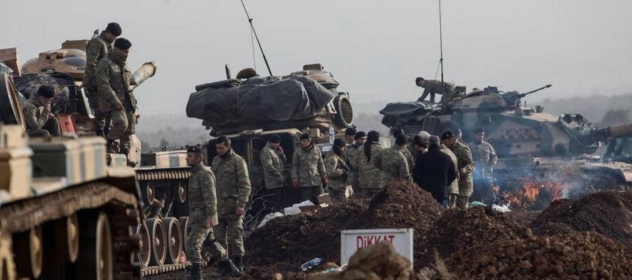 En meses recientes Turquía ha estado cañoneando posiciones kurdas en Siria al este...