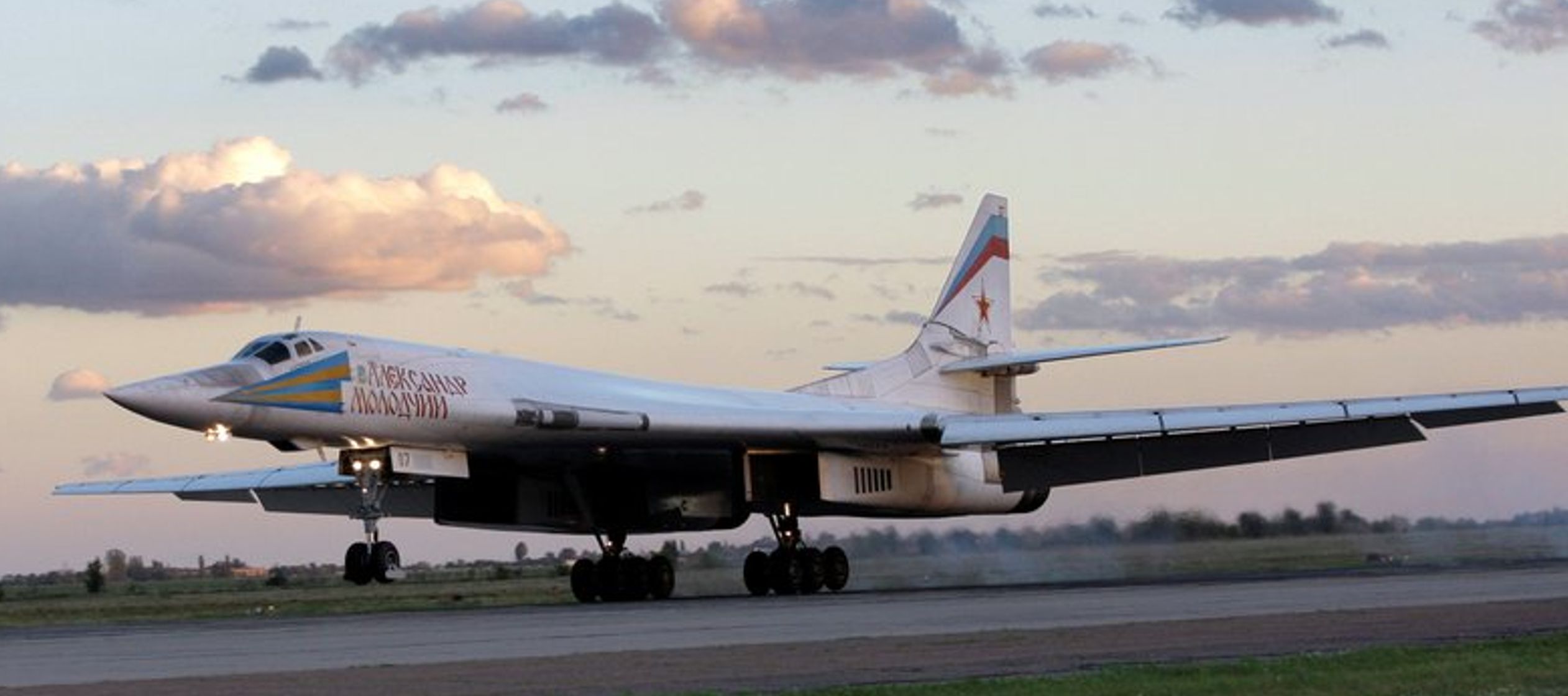 El Tu-160, el bombardero supersónico más grande en el mundo, puede portar misiles...