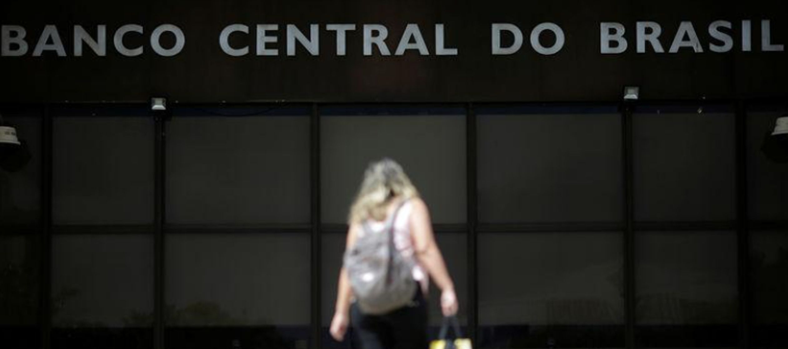 Los 35 economistas que había encuestado Reuters esperaban que el banco dejara estable la...