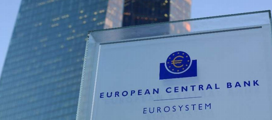 El crecimiento en la zona euro, compuesto por 19 países miembros, se ha desacelerado...