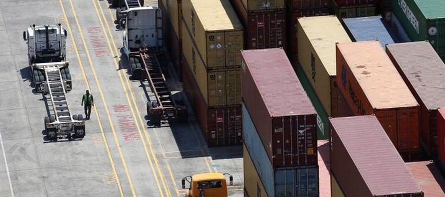 El Departamento del Trabajo dijo el jueves que los precios de las importaciones cayeron un 1,6 por...