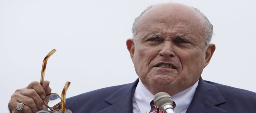 Giuliani dijo con sarcasmo que lo único que les faltaba preguntarle al presidente era sobre...
