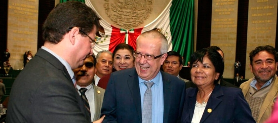 El mandatario mexicano lanza el mensaje de que pretende la estabilidad económica con un...