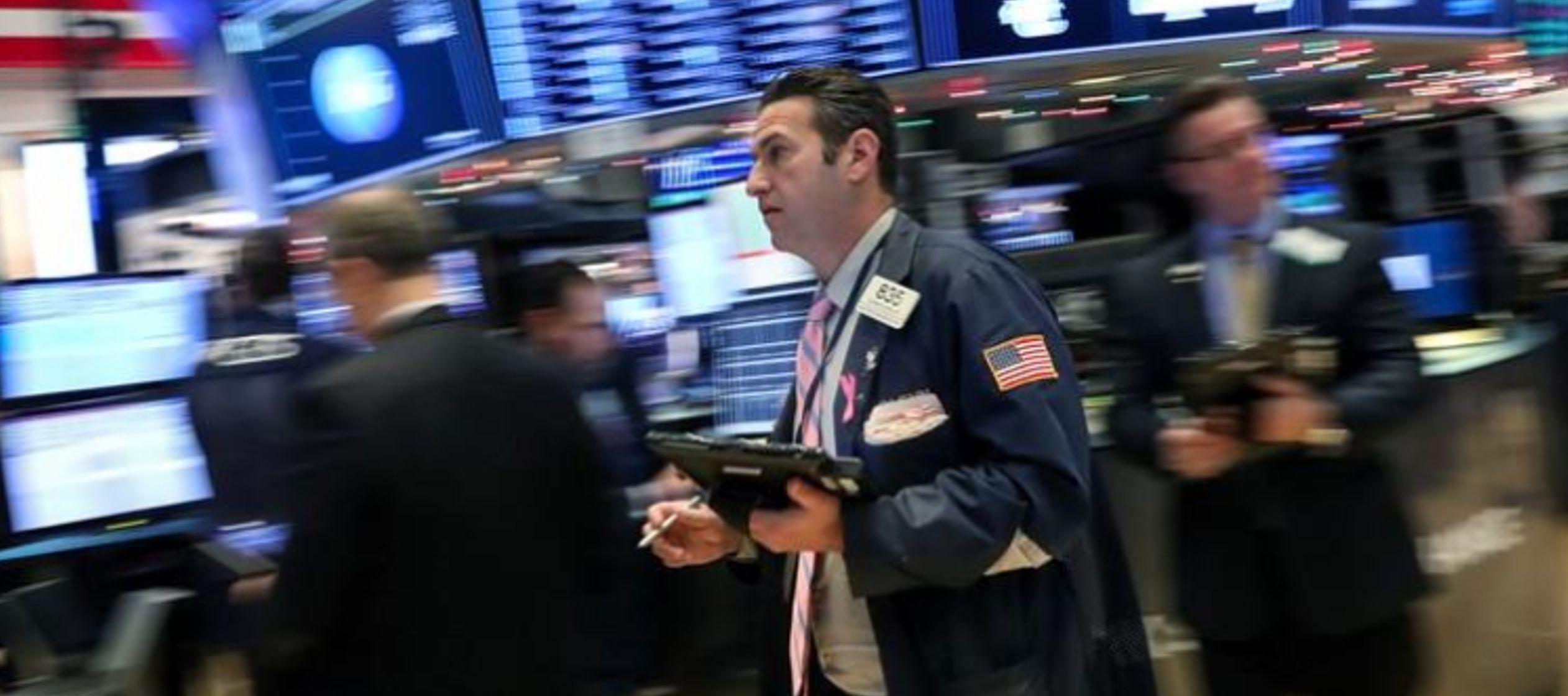 El Promedio Industrial Dow Jones cayó 351,98 puntos, o un 1,49 por ciento, a 23.323,66...