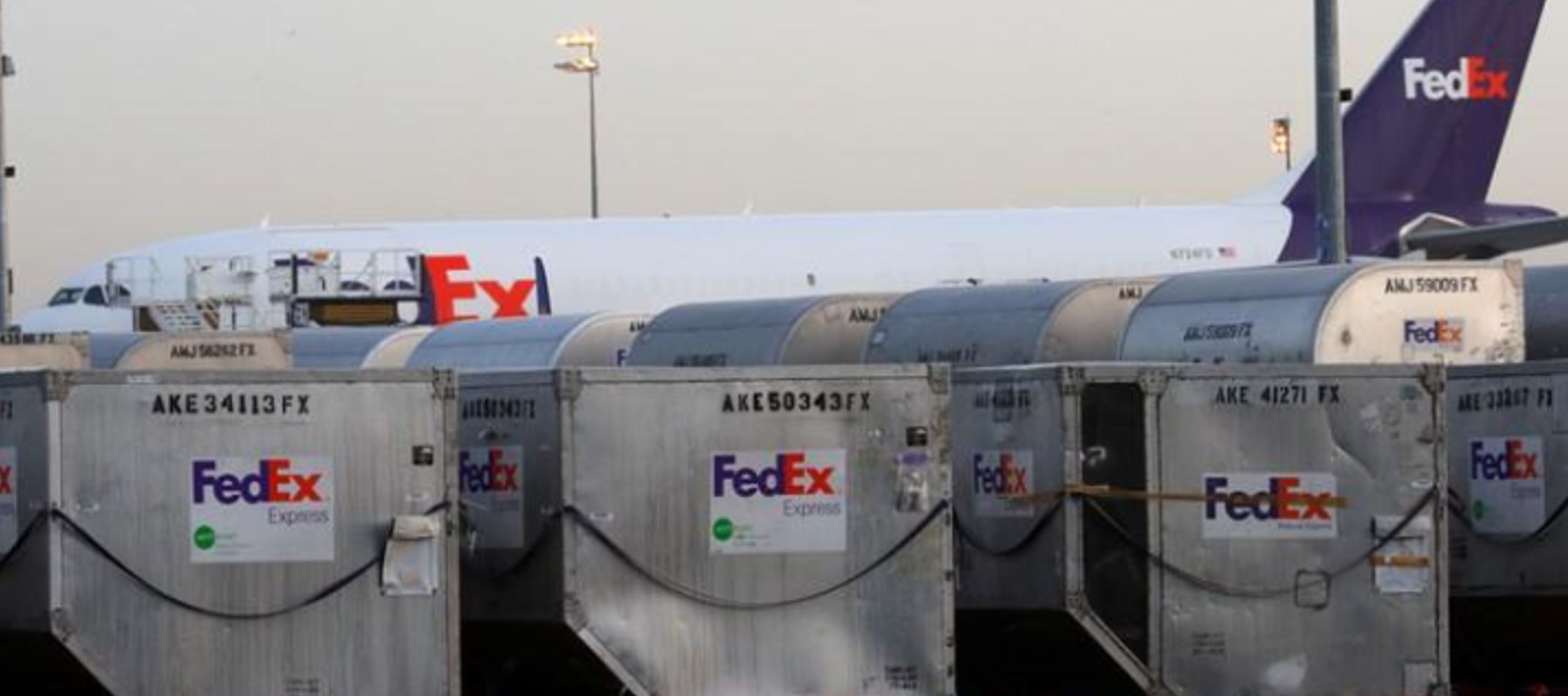Las acciones de FedEx operaban a 168,21 dólares al inicio de la tarde y se encaminaban a su...