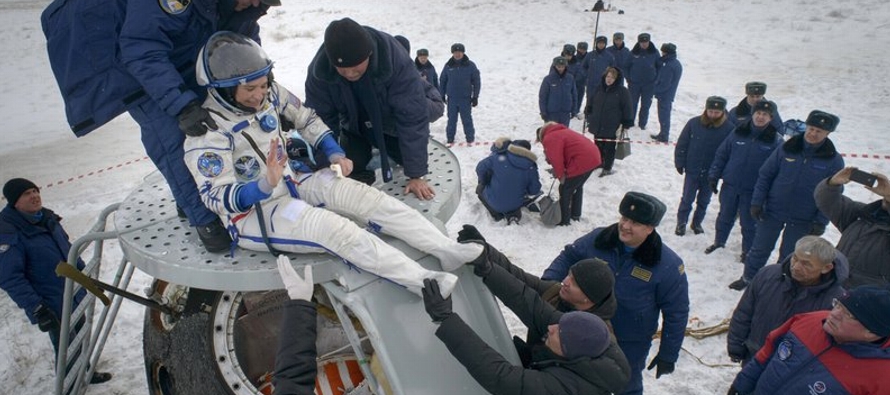 Una cápsula rusa Soyuz con Serena Aunon-Chancellor de la NASA, el ruso Serguei Prokopyev y...
