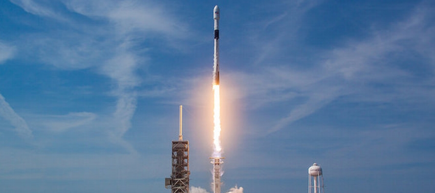 SpaceX dijo que su cohete Falcon 9 y la carga, un satélite GPS de unos 500 millones de...