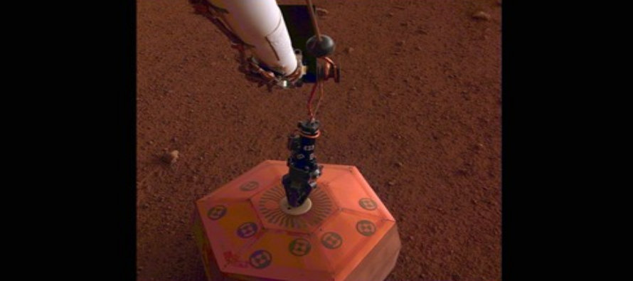 El aterrizador InSight de la NASA ha desplegado su primer instrumento en la superficie de Marte...
