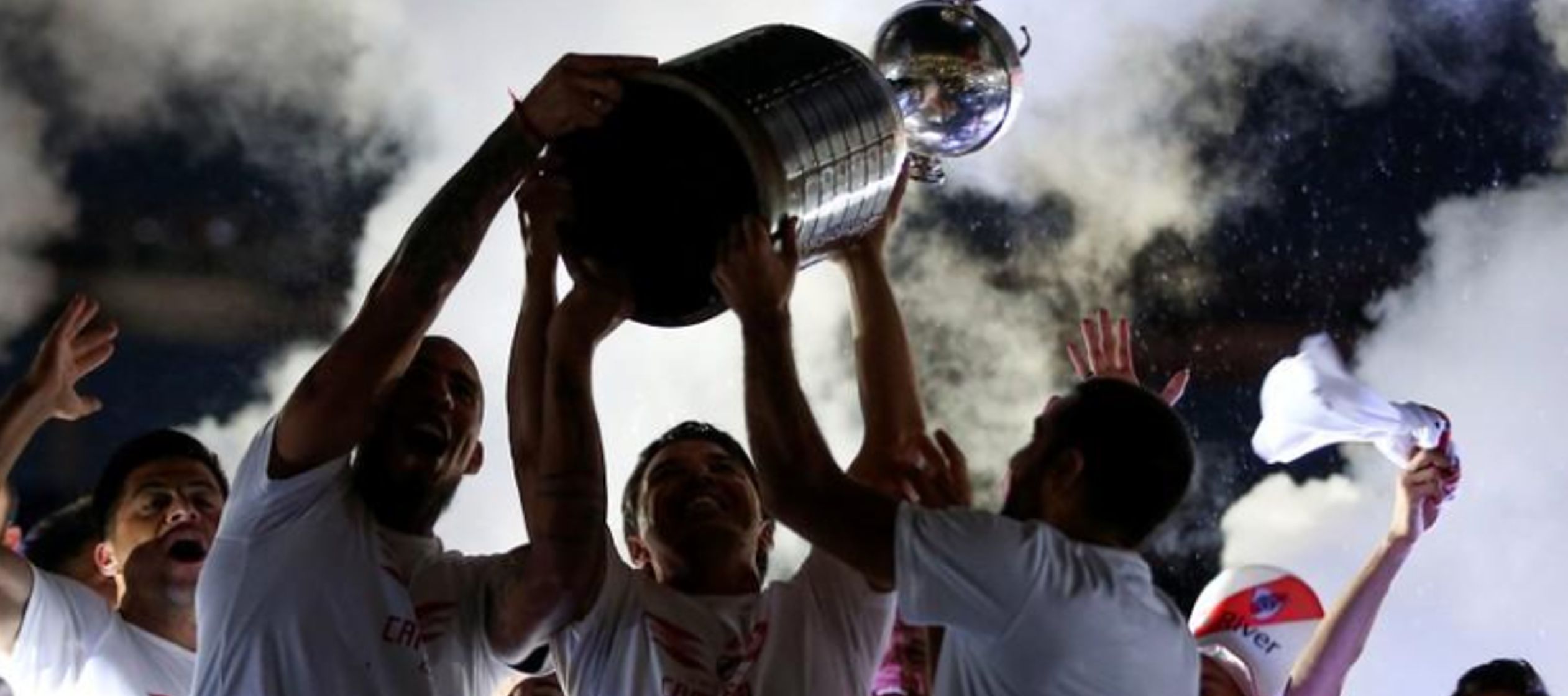 Unos 70,000 simpatizantes del club River Plate recibieron el domingo al equipo a su regreso a...