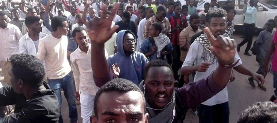 Los manifestantes exigen la renuncia del presidente Omar Bashir, quien lleva el poder desde hace 29...