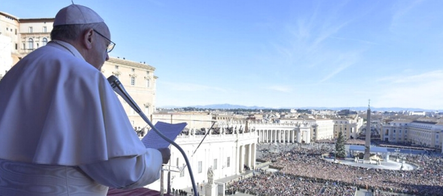 Francisco transmitió el tradicional mensaje papal “Urbi et Orbi” (a la ciudad y...