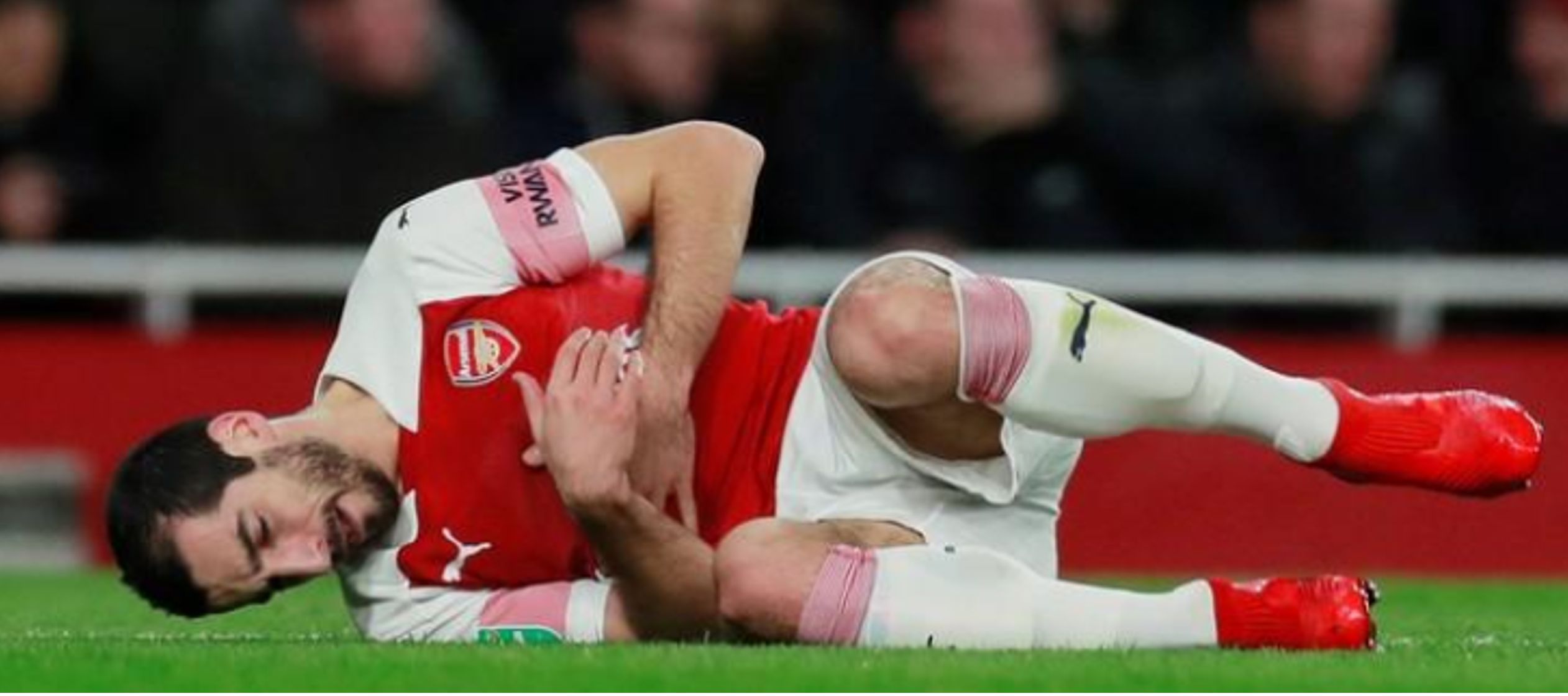 Arsenal confirmó que el futbolista sufrió una fractura en un metatarso de su pie...