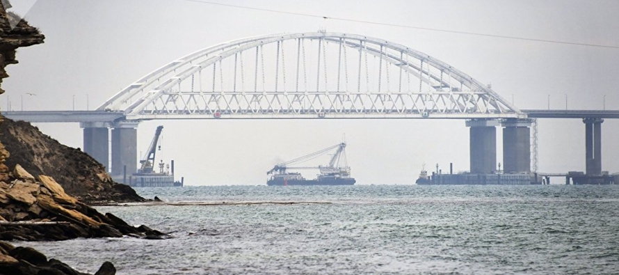 Ucrania dijo la semana pasada que planea enviar buques de guerra a sus puertos del mar de Azov a...