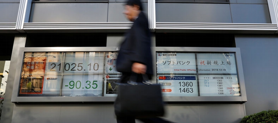 El BOJ está envuelto en un aprieto, ya que con la inflación alejada de su objetivo se...