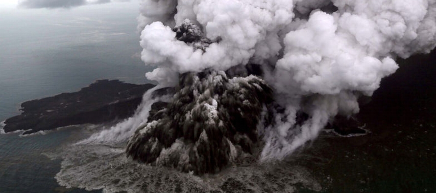 El colapso de un cráter en la isla volcánica durante una marea alta el sábado...