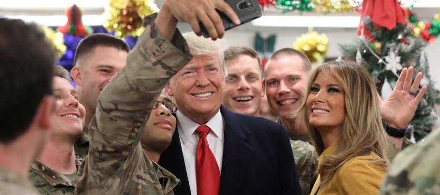 Trump visitó este miércoles por sorpresa a las tropas estadounidenses desplegadas en...