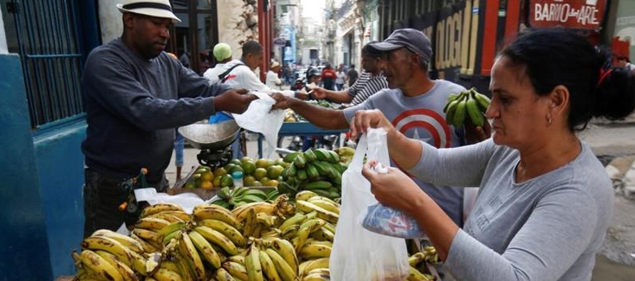 El Gobierno cubano se ha visto afectado recientemente por el colapso económico de su nuevo...