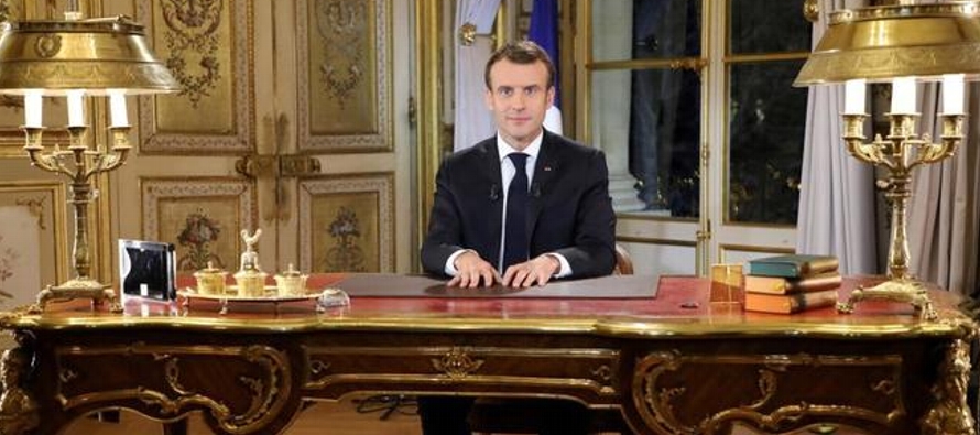 Macron, con un índice de popularidad muy bajo, se ha enfrentado este año a la crisis...