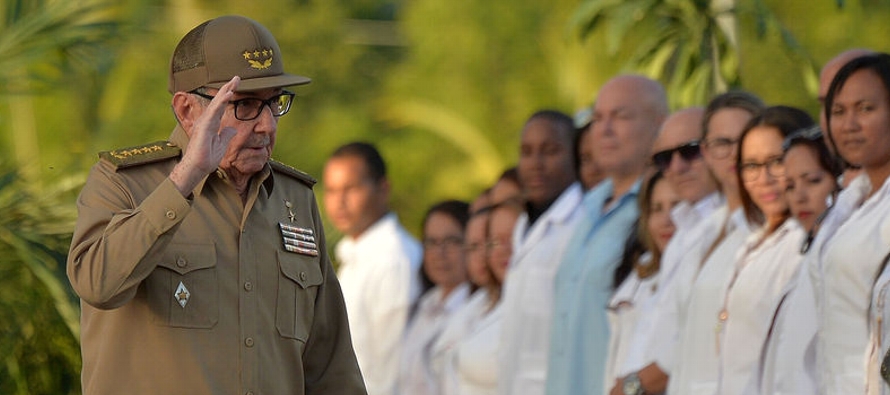Castro, de 87 años, encabezó el acto por el aniversario 60 de la revolución...