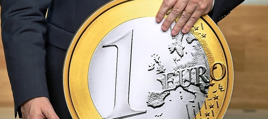 El euro, uno de los símbolos más tangibles de la integración europea,...