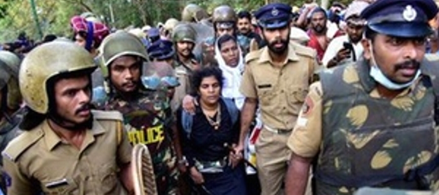 Unos 400 manifestantes, incluidas algunas mujeres, salieron temprano a las calles de Kochi, la...