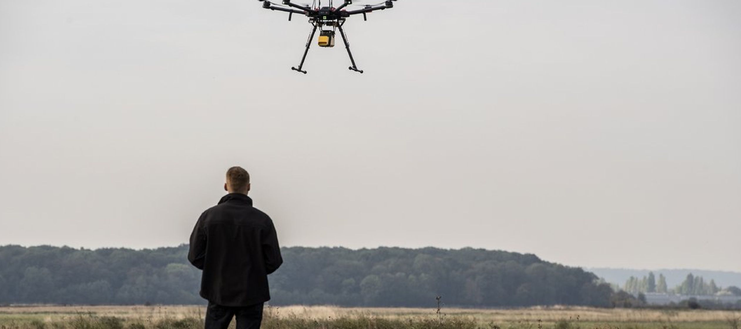 Otros participantes fabrican drones que pueden ayudar a la policía a inspeccionar cables de...