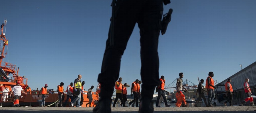 La agencia europea de fronteras Frontex estimó que 150,000 personas cruzaron irregularmente...