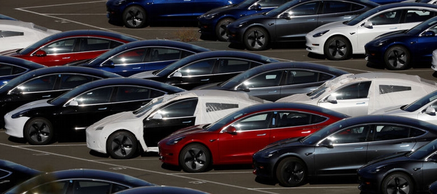 Tesla redujo los precios para su Model 3 el mes pasado y fue la tercera vez en los últimos...