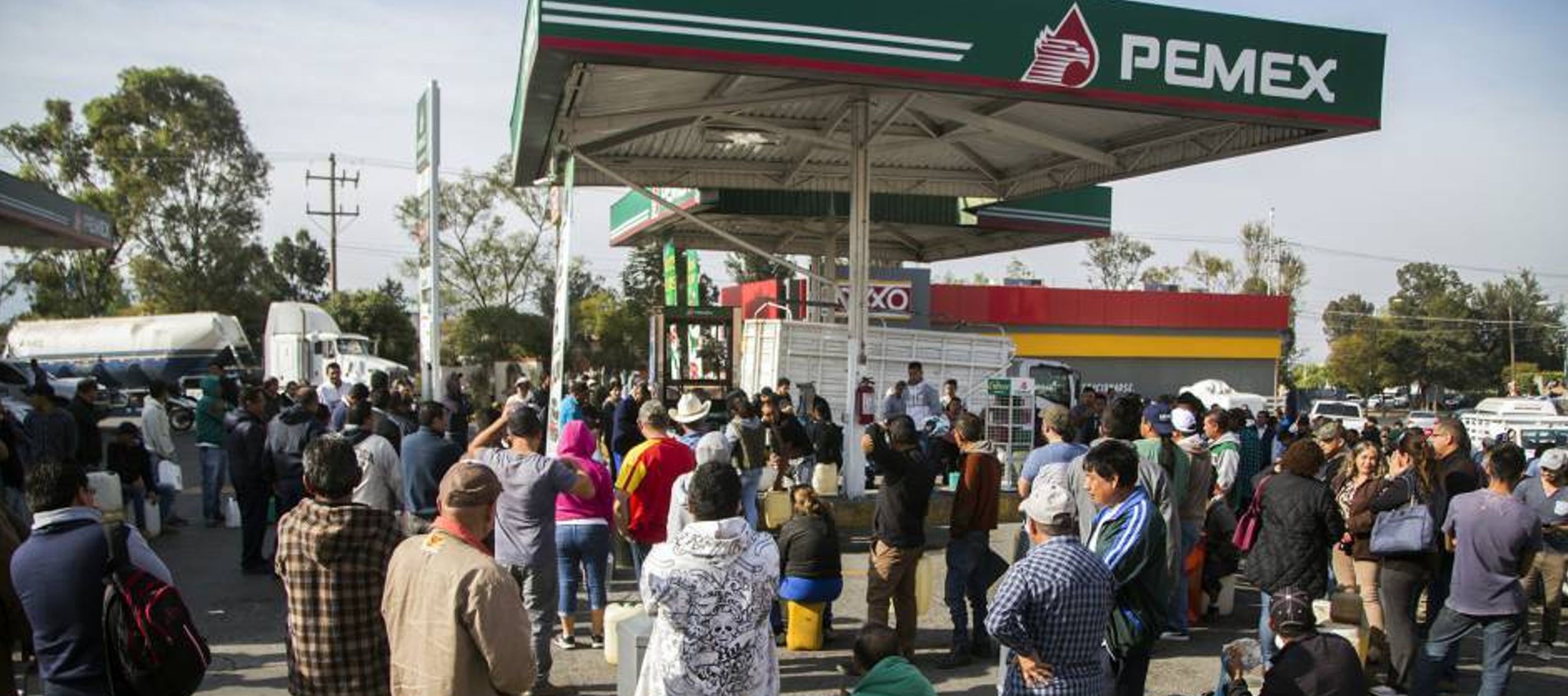 La cruzada contra el robo de combustible en México ha provocado el desabasto en cientos de...