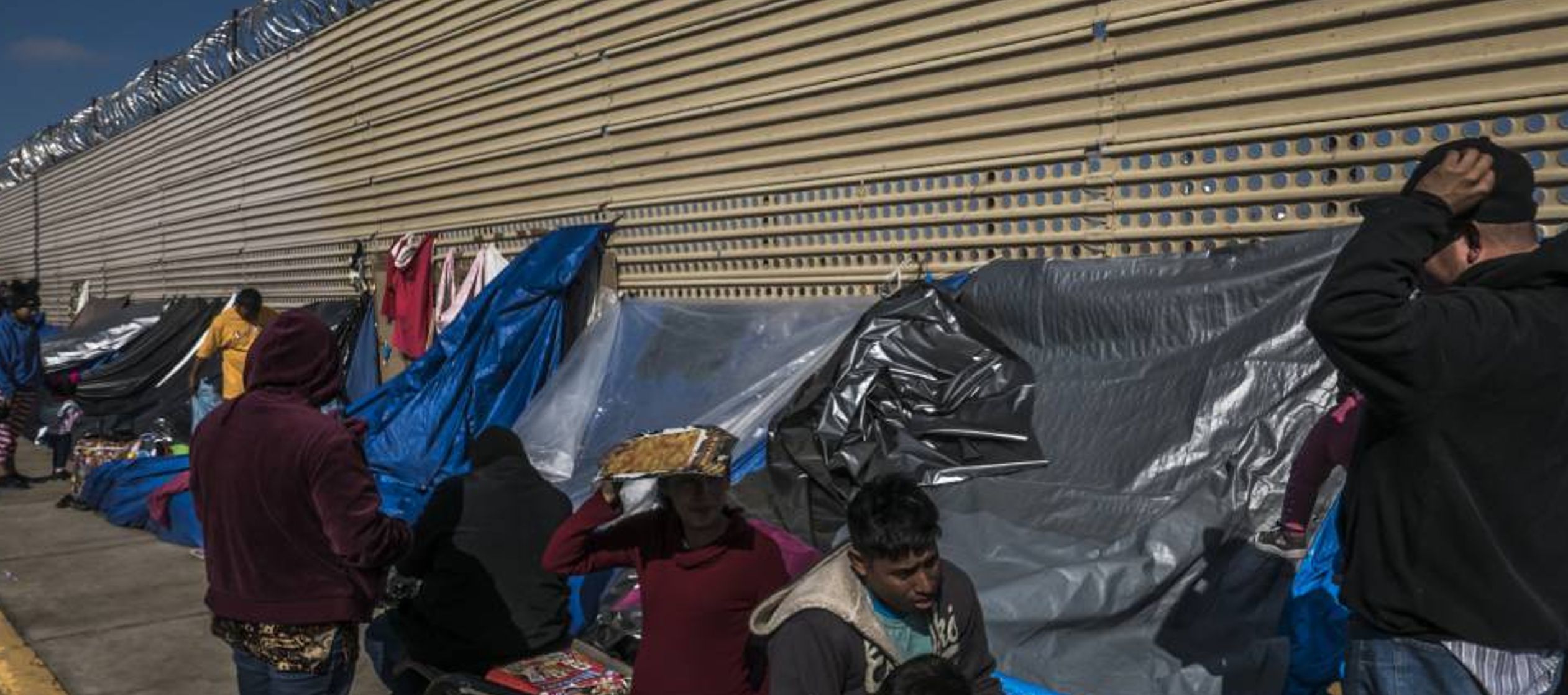 A los migrantes, pese a estar en suelo mexicano, les pidieron que se movieran para que no se...