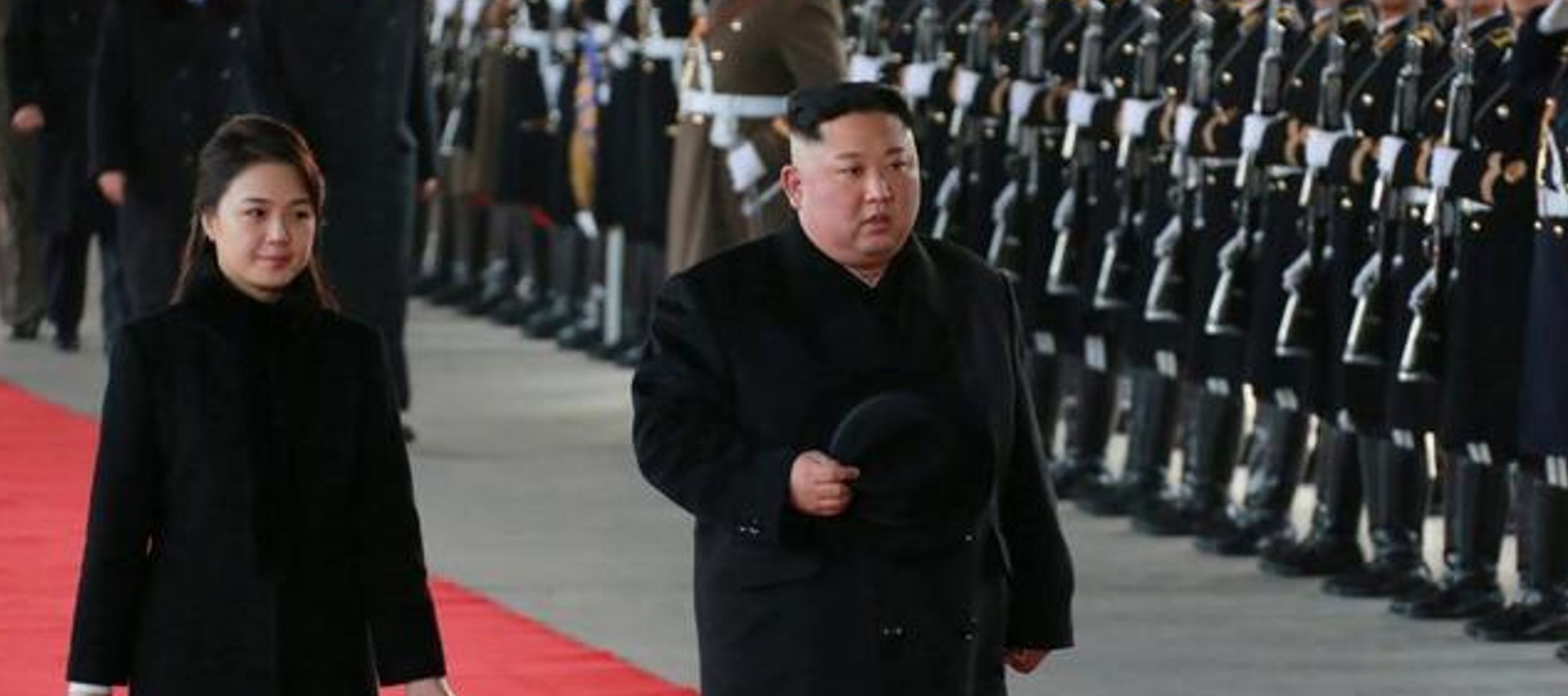 KCNA añadió que Ri Sol Ju, la esposa de Kim Jong Un, y cercanos asesores del...