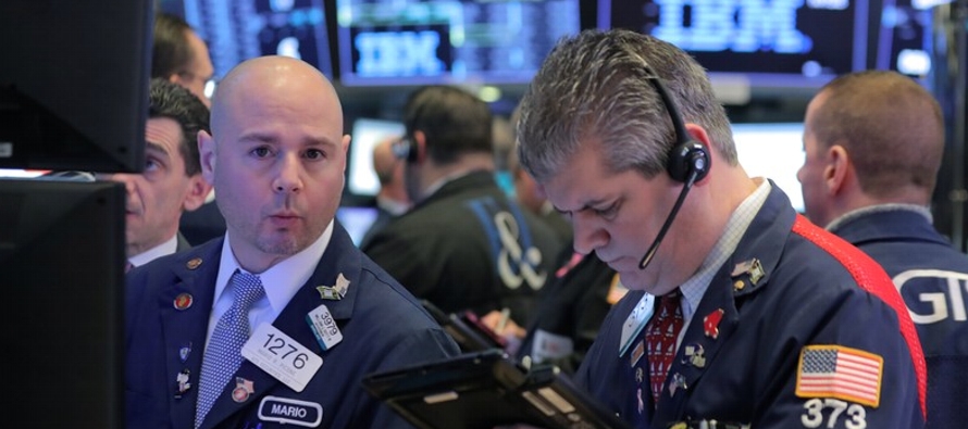 Cerca del mediodía, el Promedio Industrial Dow Jones subía 48,98 puntos, o un 0,21...