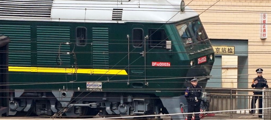 Periodistas de la AFP vieron el tren norcoreano, verde y con una línea amarilla, partir de...