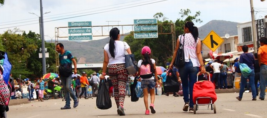 La organización humanitaria calcula que unas 35,000 personas huyen a diario de Venezuela,...
